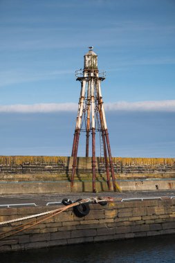 Wick liman duvarı, Caithness, İskoçya üzerine eski bir demir seyir feneri inşa edildi. Metal yapıda tuzlu suda aşınma izleri var.