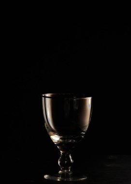 Koyu arkaplanda şarap için boş bardak
