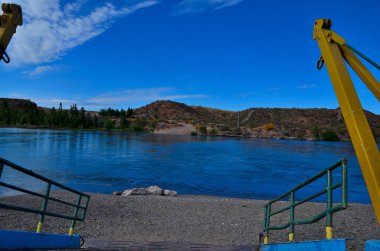 Patagonya 'nın Cipolletti kasabasındaki Kara Nehir' de eski bir sal.