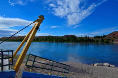 Patagonya 'nın Cipolletti kasabasındaki Kara Nehir' de eski bir sal.