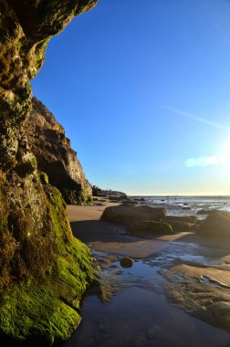 Denizin üzerinde güzel bir gün batımı.