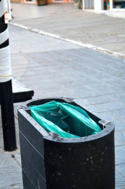 Çöp sepeti, saksı ve geri dönüştürülmüş plastik, ekoloji ve sürdürülebilirlikten yapılmış koltuklar