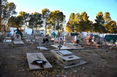 Şehirde terk edilmiş eski bir ev.