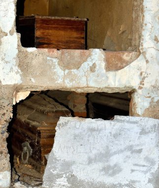 Terk edilmiş panteon bir tabut gösteriyor