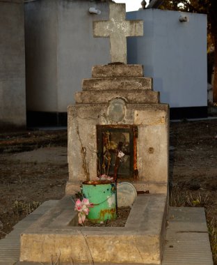 Mezarlıktaki eski harabe mezar