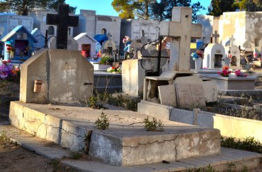 Mezarlıktaki eski harabe mezar