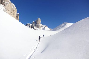 Zwei Skitourengeher auf dem Weg zum Gipfel