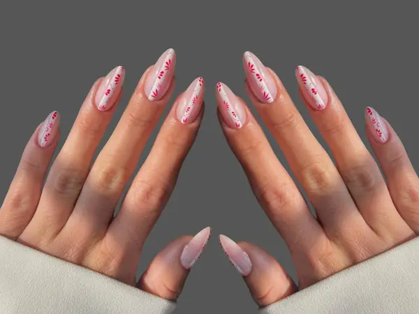 Renkli ve süslü manikürlü modern moda yaratıcı şekilleri ve gri arkaplan çizimleri olan genç bir kadının elleri ve parmakları. 