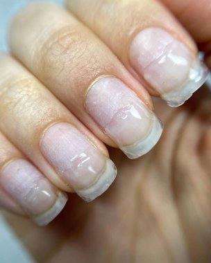 Bakım ve güzellikten önce genç kadının elleri _ Tırnak ve kişisel bakım salonundaki manikürden önce kadın elleri ve parmakları 