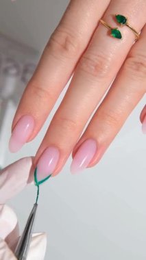 Manikür yapan genç bir kadının elleri ve parmakları manikür yapıyor. Tırnak ve kişisel bakım salonlarında modern ve zarif şekiller sergiliyor. Güzellik salonunda profesyonel manikür. 