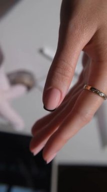 Genç bir kadının elleri manikür yapıyor modern ojeli manikür, çivi ve kişisel bakım salonunda modern şekilli, modern çivi manikürü.