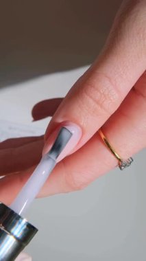 Genç bir kadının elleri manikür yapıyor modern ojeli manikür, çivi ve kişisel bakım salonunda modern şekilli, modern çivi manikürü.