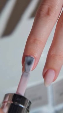 Genç bir kadının elleri manikür yapıyor modern ojeli manikür, çivi ve kişisel bakım salonunda modern şekilli, modern çivi manikürü.