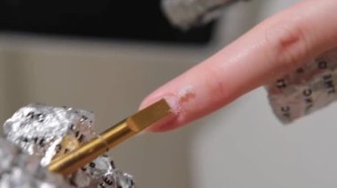 Genç bir kadının elleri modern ve şık yenilikçi manikür uyguluyor ve çivi ve kişisel bakım salonlarında modern şekil ve tasarım uyguluyor. 