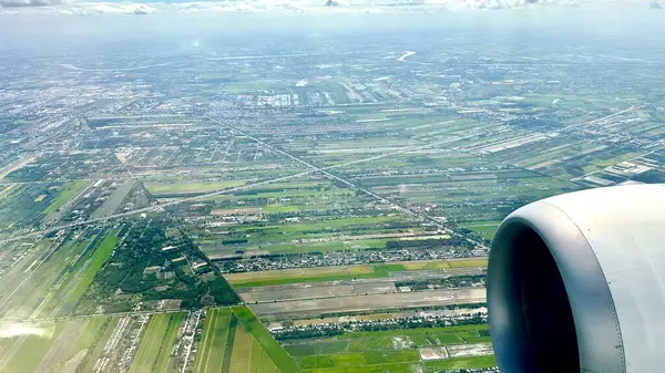 Uçak Bangkok Tayland üzerinde uçuyor. 