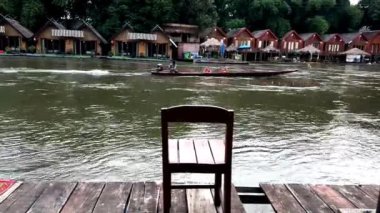 Laos 'un Vang Vieng kentindeki Nam Song nehri kıyısında sabahleyin turistler yiyecek almak için tekneyle gelen rahiplere sadaka vermek için toplanıyor.