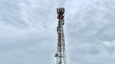 Parlak baz istasyonu, son teknoloji cep telefonu sinyallerini destekliyor. Akıllı telefonlar ve cihazlar için kusursuz bir bağlantı sağlıyor. Nerede olurlarsa olsunlar insanları bağlı tutuyor.