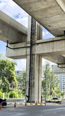 Bangkok 'taki yüksek tren yapıları için destek kirişleriyle birlikte kurulan siyah PE yağmur suyu boruları, hareketli bir şehir ortamında yağmur suyu drenajını etkin bir şekilde yöneten modern kentsel altyapı ve mühendislik çözümlerini vurguluyor