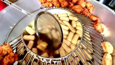 Tayland sokak yemekleri çıtır çıtır tofu böreği, taro böreği ve mısır böreği sunuyor. Kızarmış mısırlar, çıtır çıtır leziz lezzetleri ve Tayland 'da çok sevilen bir sokak yemeğinin mükemmel eşleşmesi için popüler atıştırmalıklar.