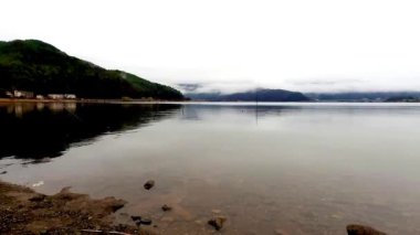 Fuji Dağı yakınlarındaki Kawaguchiko Gölü 'nün durgun su yüzeyi doğal güzelliği yansıtıyor barışçıl atmosfer sükuneti doğa manzarası seyahat turizmi
