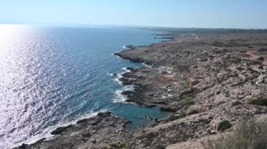 Yazın Kıbrıs Rum Kesimi kıyı şeridi. Doğu Kıbrıs 'ın tipik kıyıları Agia Napa yakınlarında.