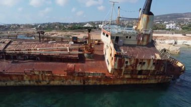 Edro III, Paphos yakınlarında Kıbrıs kıyılarında gemi enkazı. Bir dron tarafından filme alınmıştır..