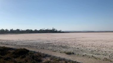 Larnaca tuz gölünün üstünde kamera var.