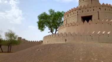 Al Ain, Abu Dabi, BAE 'deki Al Jahili kalesinin gözetleme kulesi..