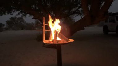 Gece Kalagadi Sınır Aşan Parkı 'nda Braai yangını