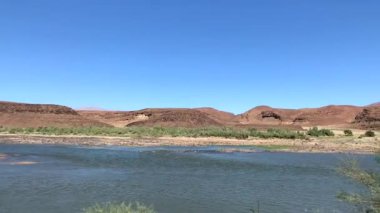 Oranje (Portakal) nehri vadisindeki güzel manzara. Namibya ve Güney Afrika arasındaki sınır. Ai Ais Richtersveld Sınır Aşan Parkı