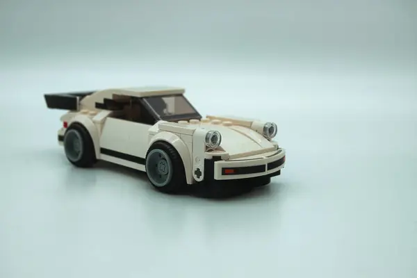 İnşaat tuğlalarından yapılmış bir Alman oyuncak arabası. Gri bir arkaplanda izole edilmiş