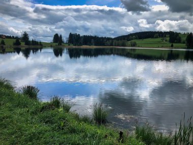 Allgu Bavyera Almanya 'sında seyahat tutkusu. Dağ gölündeki yansımalar