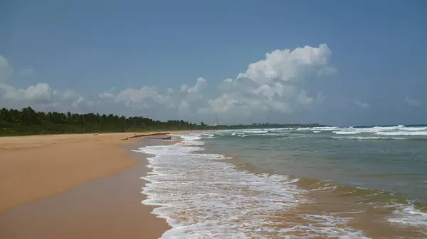 Bentota yakınlarındaki Sri Lanka 'nın kıyı şeridi. Kum dalgaları güneş ışığı