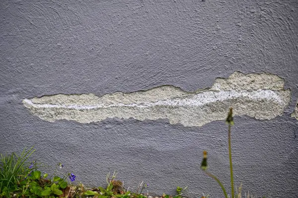 Evin titreşimlerinden dolayı bir evin duvarında çatlak var.