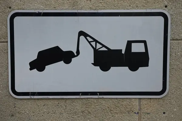 İmza: park etmek yasak. Yasadışı parkçılar kendi paralarıyla çekilecek..