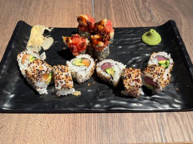 Suşi tabağı ve farklı suşi çeşitleri.