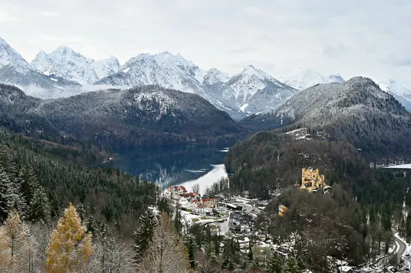 Kışın Bavyera 'da, dağlarda göl....