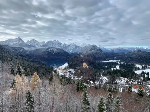 Kış boyunca Alpsee ve Hohenschwangau kaleleriyle Bavyera Alpleri. Ağaçlarda ve dağlarda kar.