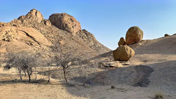 Spitzkoppe Namibya 'da kırsal kaya oluşumları