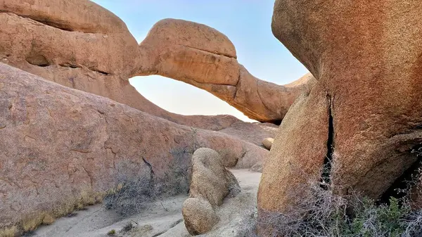 Sabahın erken saatlerinde Spitzkoppe Namibya 'da doğal kemer. 