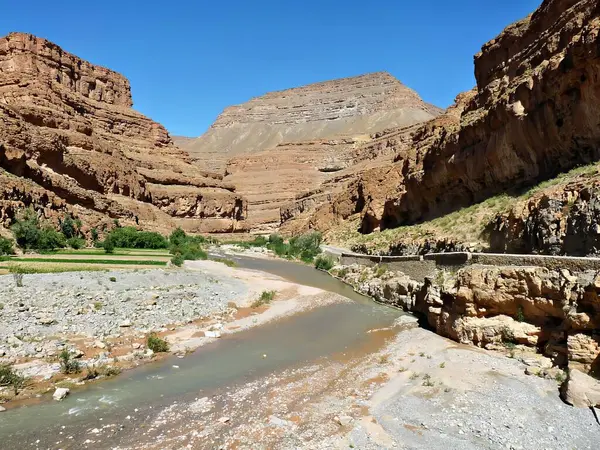 Fas 'taki Atlas Dağları' ndan geçen sokak ve nehir.