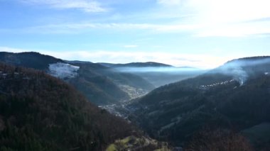 Kara Orman Todtnau Kamerası vadiyi tarıyor. Todtnau şelalesinin üzerindeki Kara Orman Köprüsü 'nde çekilmiş.
