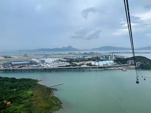 Hong Kong havaalanı Lantau Adası 'ndaki teleferikten çekilmiş. Büyük Buda heykelinden dönerken havaalanının manzarası güzelmiş.