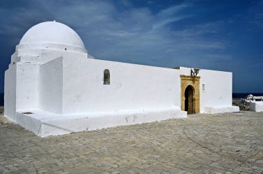 Sidi Mansour Camii, Tunus 'ta, Manastır' da, okyanus kıyısında bir uçurumun kenarında beyaz kubbeli bir Sufi tapınağı.
