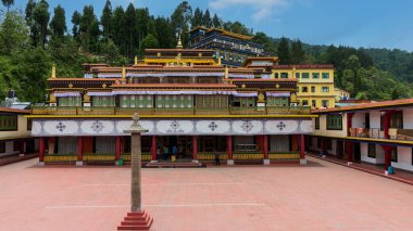 Canlı Rumtek Manastırı. Rumtek Manastırı Sikkim, Hindistan 'da. Tibet Budizmi 'nin Kagyu okulunun en büyük manastırıdır. Manastır 17. yüzyılda kuruldu..