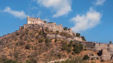 Kumbhalgarh kalesinin güzel manzarası, Rajasthan, Hindistan. Kumbhalgarh Kalesi, Hindistan 'ın başkenti Rajasthan' daki Aravalli Tepeleri 'nde yer alan görkemli bir kaledir. 15. yüzyılda Rana Kumbha tarafından inşa edilmiştir..