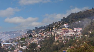 Darjeeling tepelerinde yerleşmiş sakin bir kasaba olan Mirk, Darjeeling, India.Mirik 'in manzarası huzur verici bir güzellik sunuyor. Yeşilliklerle çevrili Sumendu Gölü 'nün ortasındaki süs, kayıklara ve sakin yürüyüşlere davetiye çıkarır.. 