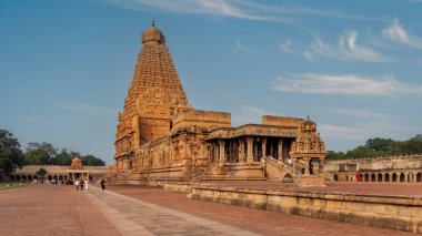 Güzel Brihadeeswara Tapınağı Tanjore, Tamil Nadu, Hindistan. Tanjore 'daki görkemli bir Chola dönemi tapınağı olan Brihadeeswara Tapınağı UNESCO' nun Dünya Mirası Alanıdır. Dünyanın en uzunlarından biri olan, yükselen Vimana, ufuk çizgisine hükmediyor..