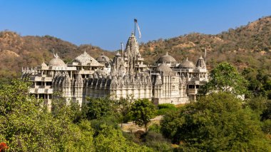 Güzel Jain Tapınağı, 1436 yılında Ranakpur 'da bulunan 48.000' den fazla SFT ile ormanın ortasına beyaz mermer kullanarak inşa edildi..