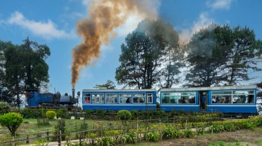 Darjeeling Himalaya Demiryolu, UNESCO 'nun Dünya Mirası Alanı Himalayalar' ın çarpıcı manzaraları boyunca uzanan büyüleyici dar ölçülü bir demiryoludur..